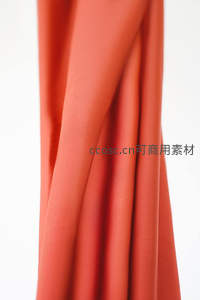 橙红色布料的柔美褶皱特写