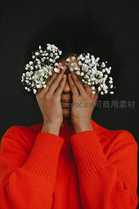 用满天星遮住眼睛的创意人像