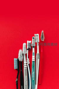 多款牙刷在红色背景上整齐排列展示