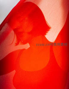 红色薄纱下女性剪影朦胧而优雅