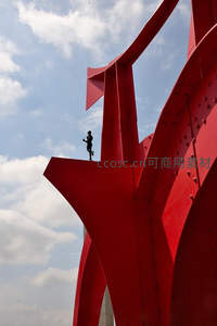 红色巨构上的剪影人