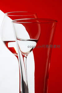 晶莹酒杯映衬红白