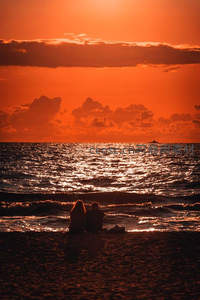 夕阳海边情侣剪影浪漫时刻