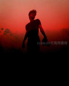红色雾中人物神秘剪影