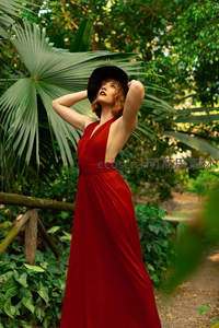 红裙女子林间仰望天空