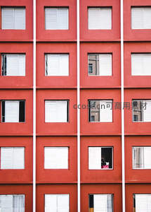 红色建筑外墙与白色百叶窗的几何韵律