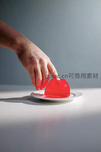 手指轻触盘中晶莹红色果冻