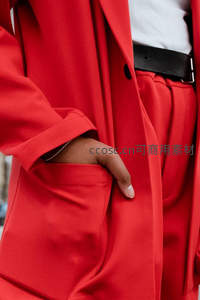 手插口袋的红色西装特写