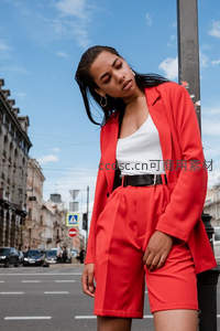 街头红装时尚女郎