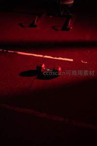 红色灯光下的哑铃静物