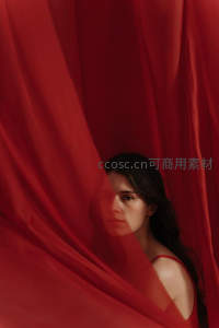 红绸轻掩下的侧颜