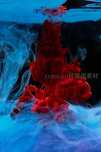 蓝水中绽放的红色烟雾