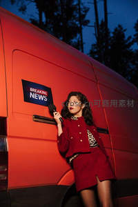 夜色中的红色新闻主播