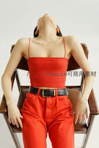 红衣女子仰头靠椅姿态