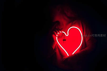 霓虹心形光影下的温柔