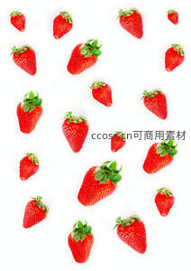 散落于纯白背景上的新鲜草莓