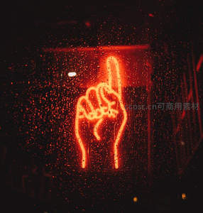 雨夜霓虹手指灯透过水珠玻璃闪烁