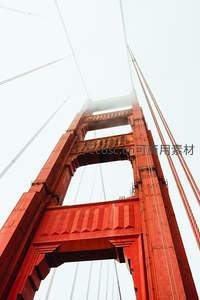 仰拍金门大桥塔楼，雾中雄伟壮观