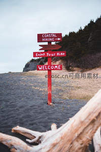 海岸徒步指示牌，欢迎探索自然