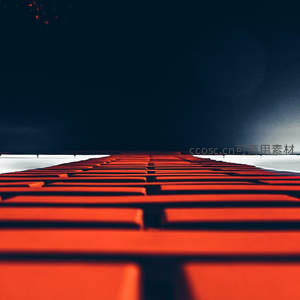 深邃夜空下的红色阶梯延伸