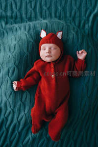 穿红色狐狸连体衣的熟睡婴儿