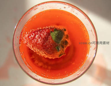 气泡草莓特写，鲜红诱人