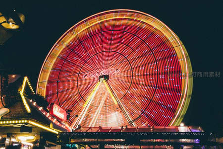 夜幕下霓虹闪烁的摩天轮盛景