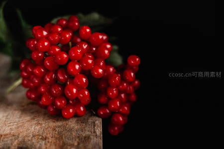 木板上簇拥的鲜红浆果