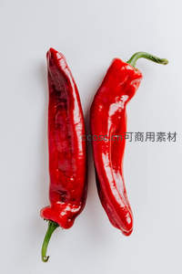 两根鲜红辣椒并排，光泽诱人