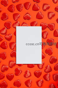 红心背景上的空白卡片