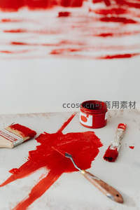 艺术家工作台上的红色颜料