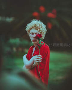 白发少年手持玫瑰闭目沉思