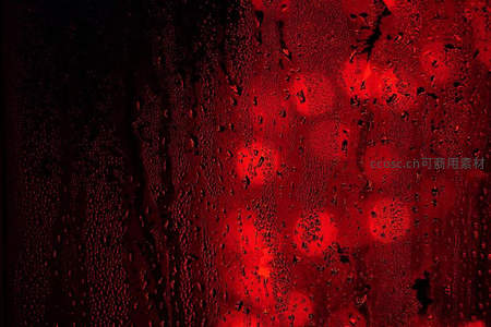 红色光影下的水珠纹理特写