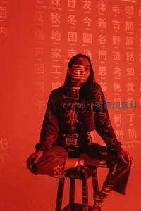 红光投影下的女子，汉字光影艺术人像