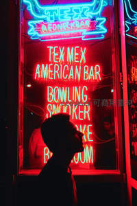 霓虹灯下的剪影，仰望美式酒吧招牌