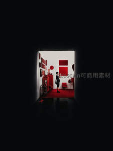 黑暗通道尽头，红色房间内有人影