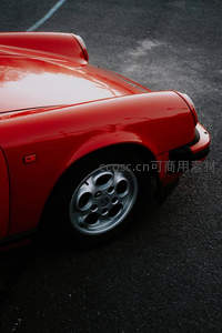 红色跑车前轮特写，金属光泽闪耀