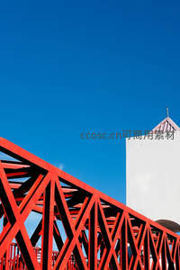 蓝天下的红色钢架桥，几何美感十足