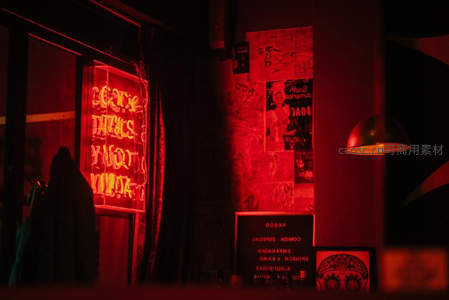 霓虹红光下的神秘酒吧角落