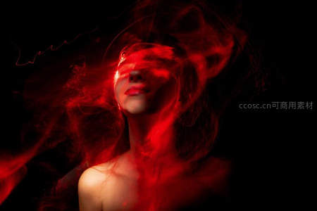 红光缭绕中女子闭目冥想