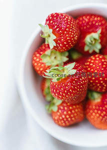 新鲜草莓特写盛于白碗