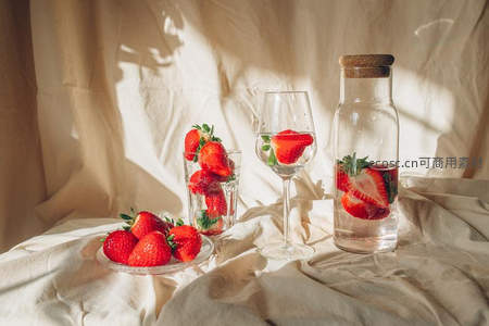 夏日午后，草莓与清水在光线下静谧相伴