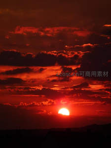 血色夕阳西沉，云层染尽赤红