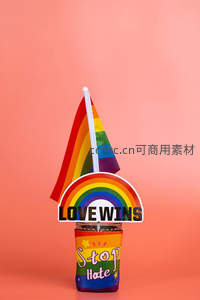 彩虹旗帜与爱胜标语的创意饮品杯