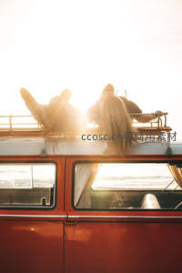 复古面包车顶上的日落旅行时光