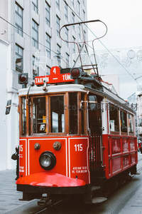 伊斯坦布尔经典红色电车穿行街头