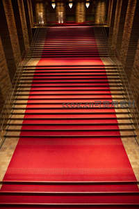铺满红毯的阶梯，庄重而华丽