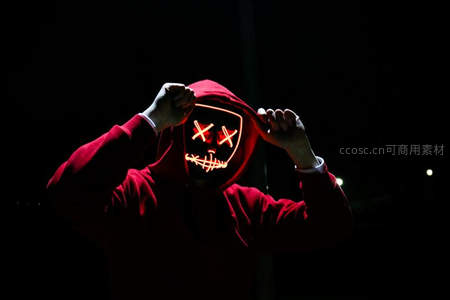 暗夜中戴发光骷髅面具的神秘人物