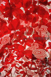 悬挂的红色心形艺术装置