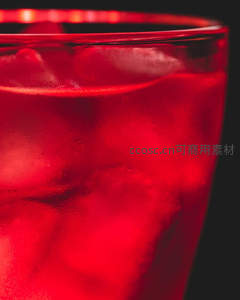 冰块在红色饮品中的特写